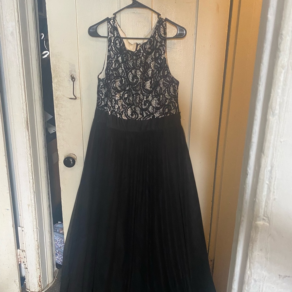 Elegant Black Lace Evening Gown